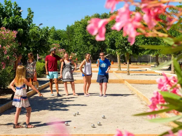 Een familie speelt Jeu de boule op Roan camping Le Castellas.