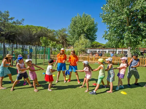 Kinderen spelen het spel touwtrekken op Roan camping Le Castellas.