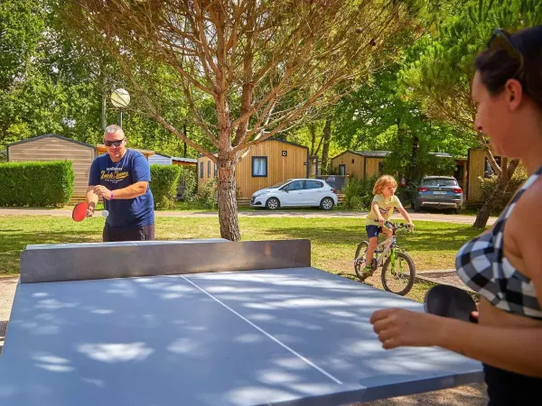 Mensen spelen een potje tafeltennis op Roan camping Mayotte Vacances.