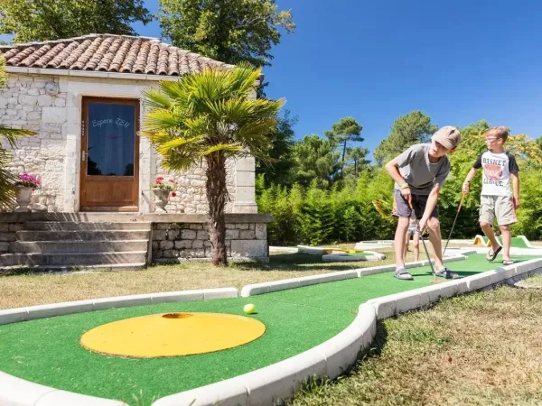 Kinderen spelen midgetgolf op Roan camping La Clairière