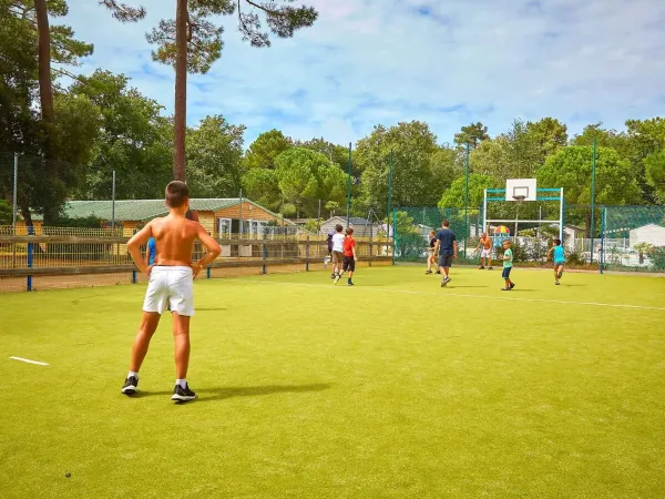 Multisportterrein bij Roan camping La Pinède.