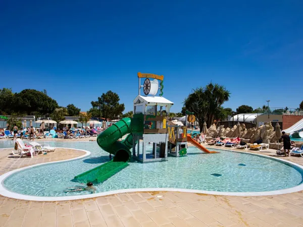 Het kinderbad met speeltoestel op Roan camping Le Soleil de la Méditerranée.