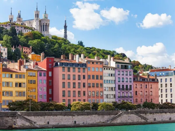 Gekleurde huisjes in Lyon vlakbij Roan camping Château de Galaure.