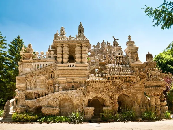 Palais Idéal du Facteur Cheval nabij Roan camping Château de Galaure.