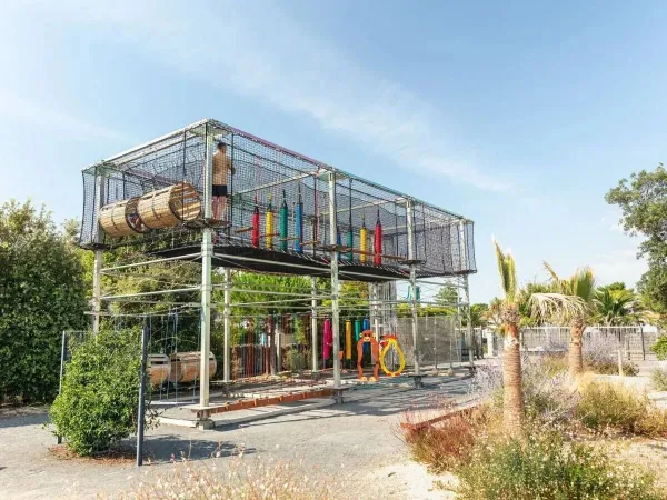 Nieuw in 2024: uitdagend speeltoestel op Roan camping Château de Fonrives.