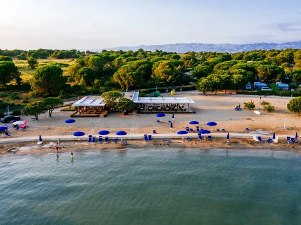 Strand en strandbar bij Roan camping Zaton Holiday resort.