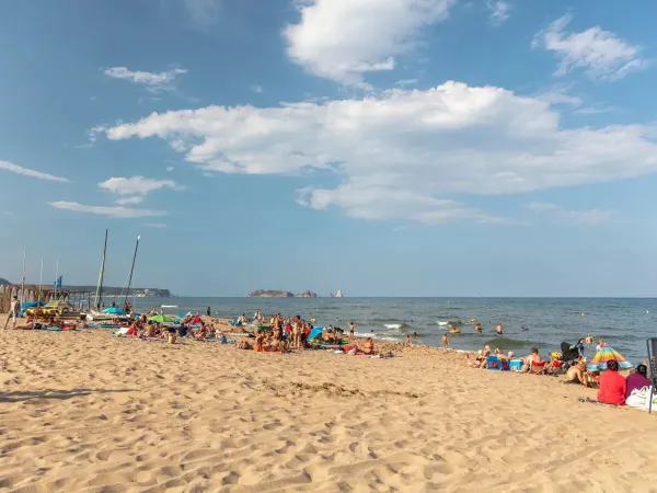 Gezellige strandplek bij Roan camping Playa Brava.