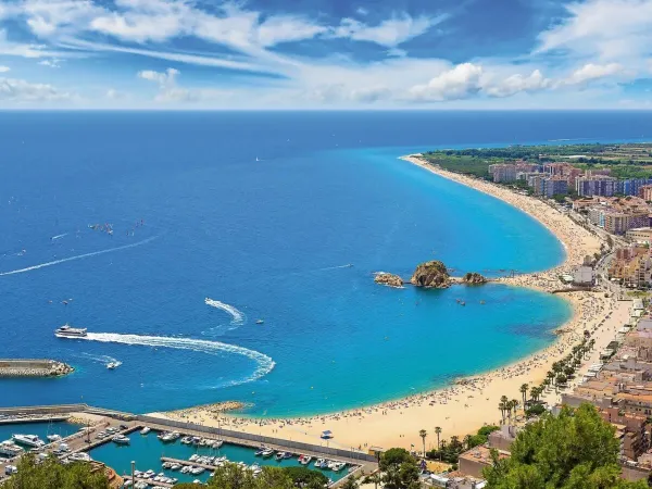 De mooie zee en strand van Blanes bij Roan camping La Masia.