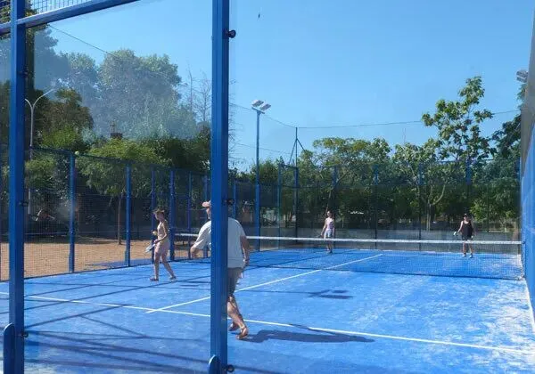 De padelbaan op Roan camping La Masia.