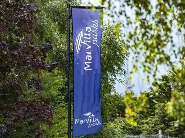 Een vlag met het logo van Marvilla Parks.