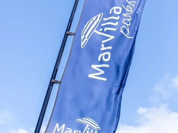 Vlag met logo van Marvilla Parks.