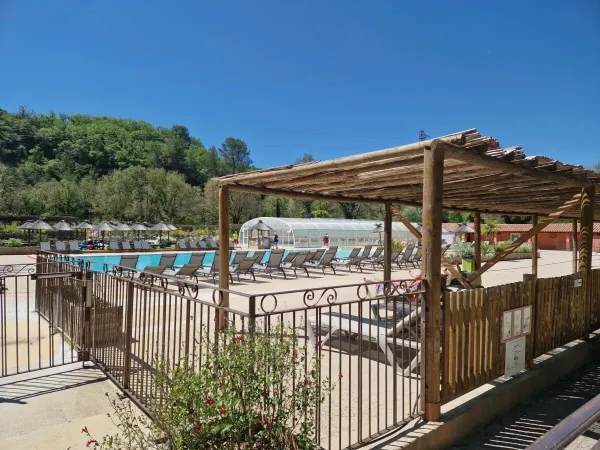Zwembad met ligbedden op Roan camping Verdon Parc.