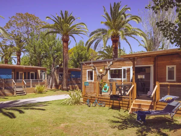Luxe stacaravans op ruime plekken op Roan camping Playa Montroig.