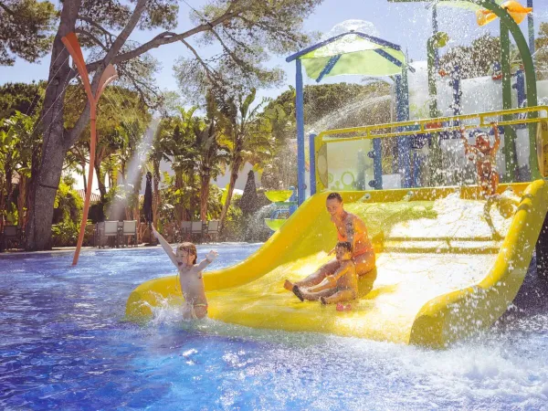 Glijbaan plezier in zwembad bij Roan camping Playa Montroig.