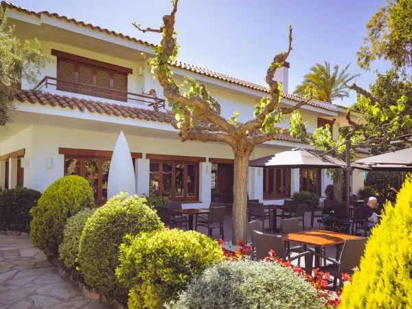 Terras van het restaurant op Roan camping Playa Montroig.