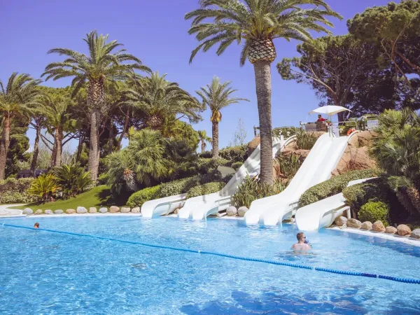Vier glijbanen op Roan camping Playa Montroig.