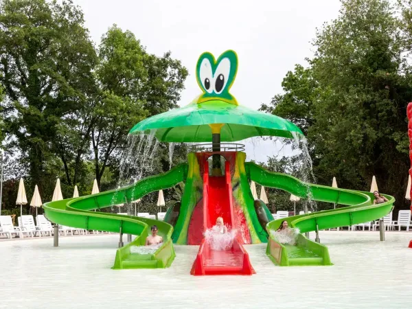 Waterspeeltoestel op Roan camping hu I Pini village.