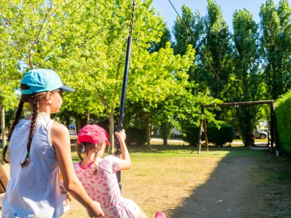 Meisjes op de kabelbaan op Roan camping Piantelle.