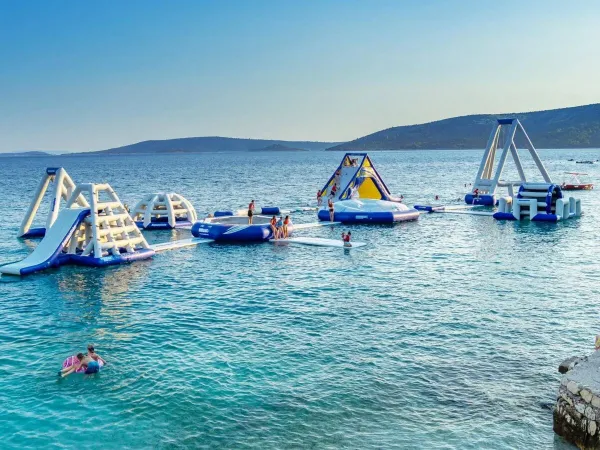 Waterspeelkussen in zee op Roan camping Amadria Park Camping Trogir.