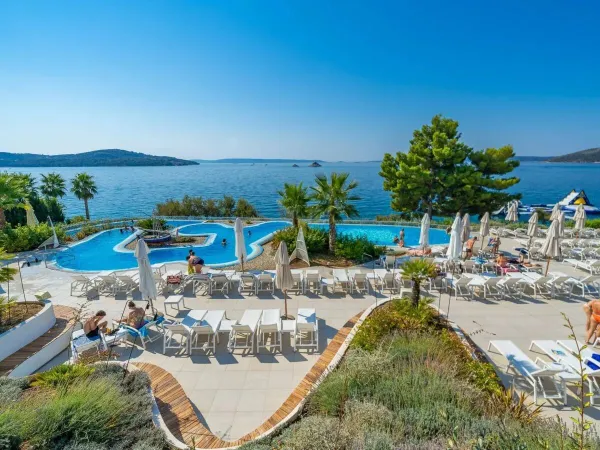 Zwembad  en ligbedden met uitzicht over zee op Roan camping Amadria Park Trogir.