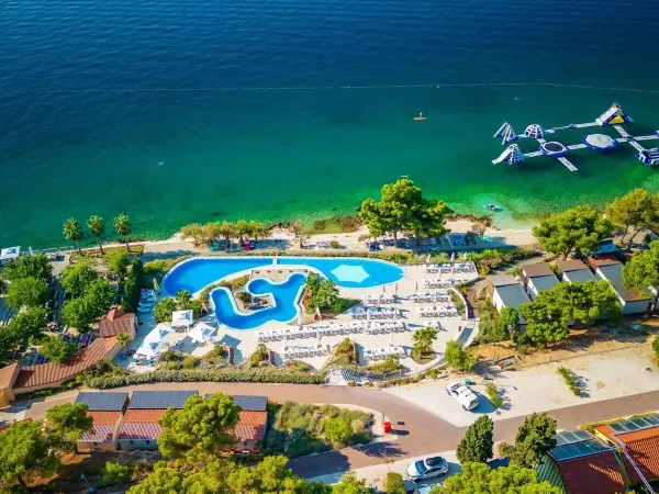 Overzicht van zwembad en zee op Roan camping Amadria Park Trogir.