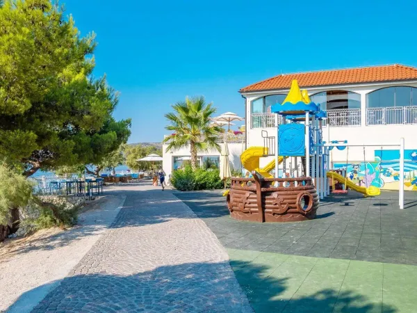 Speeltuin en boulevard op Roan camping Amadria Park Trogir.