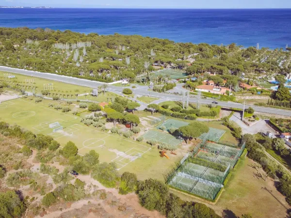 Sportvelden op Roan camping Playa Montroig.