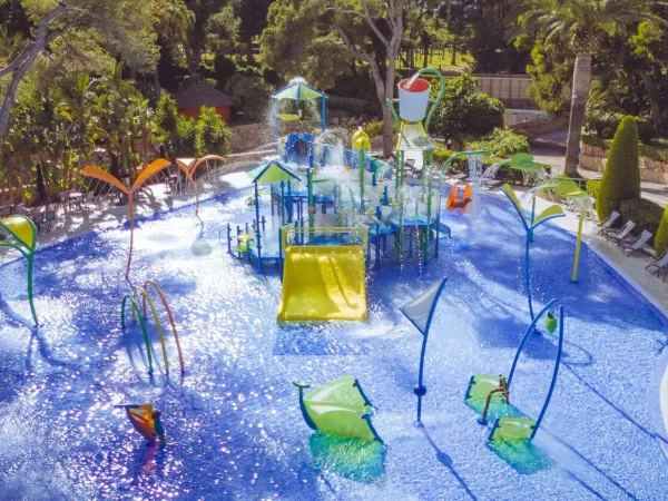 Waterspeeltuin op Roan camping Playa Montroig.
