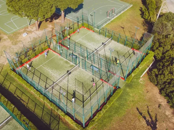Padelbanen op Roan camping Playa Montroig.