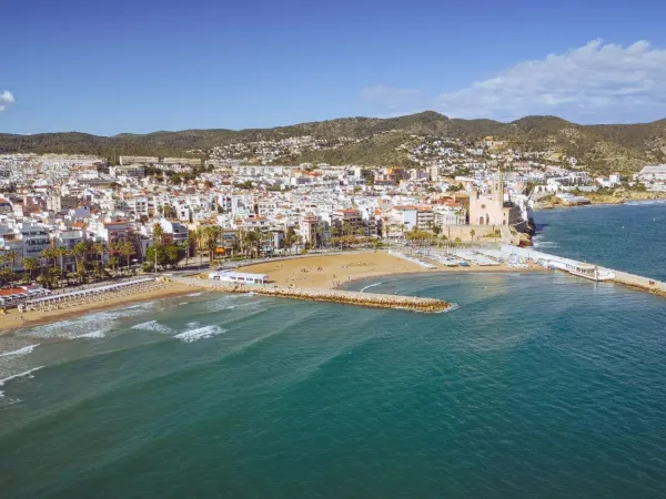 Overzichtsfoto van Sitges vlak bij Roan camping El Garrofer.