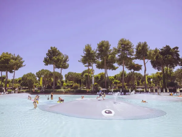 Spelende kinderen in het zwembad van Roan camping hu Park Albatros village.