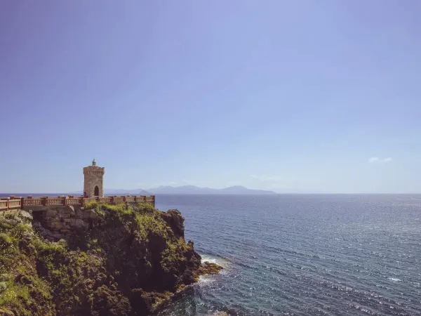 Uitzicht op Elba vanaf Piombino bij Roan camping hu Park Albatros village.