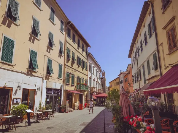 Gezellig straatje in Piombino bij Roan camping hu Park Albatros village.