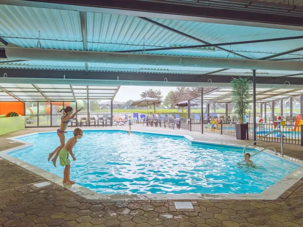 Het binnenzwembad op Roan camping 't Veld.