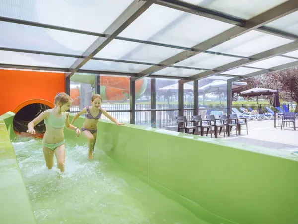 Waterpret in het binnenzwembad van Roan camping 't Veld.