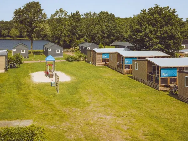 Luxe stacaravans op een veld op Roan camping 't Veld.