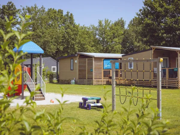 Gezellig veldje met stacaravans en speeltuintje op Roan camping 't Veld.