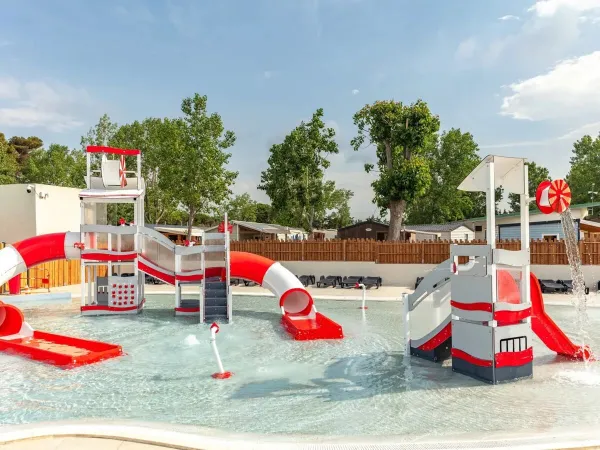 Waterspeeltoestel in het zwembad op Roan camping Domaine de la Yole.
