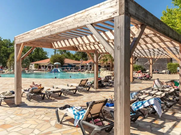 Voldoende ligbedden bij het zwembad op Roan camping Mayotte Vacances.