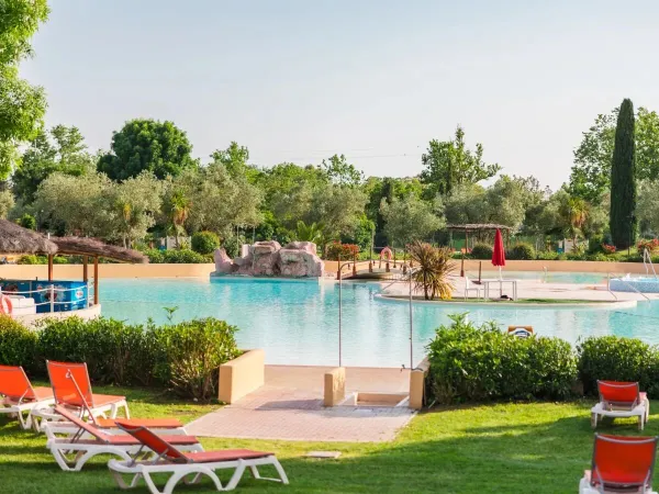Grasweide met zwembad en poolbar op Roan camping Le Capanne.