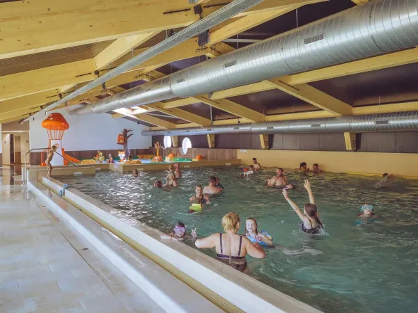 Overdekt en verwarmd zwembad Roan camping Marvilla Parks Kaatsheuvel.