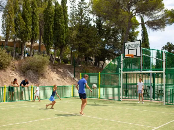 Het sportveld op Roan camping Domaine de la Noguière.