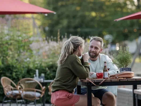 Terras aan de speeltuin op Roan camping De Twee Bruggen.