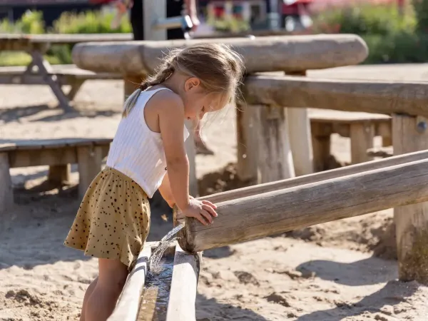 Speelplezier in de waterspeeltuin op Roan camping De Twee Bruggen.