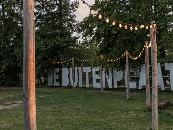 de 'Buitenplaats', waar activiteiten van het animatieteam worden gehouden op Roan camping De Twee Bruggen.
