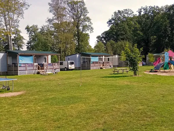 Een van de gezellige Premium Lounge veldjes met speeltuintje op Roan camping De Twee Bruggen.