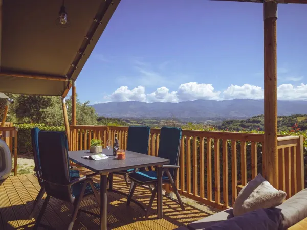 Uitzicht vanaf de Lodgetent Spring op Roan camping hu Norcenni Girasole village.