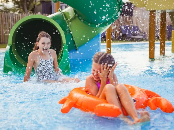 Meisjes hebben plezier in het zwembad op Roan camping Marvilla Parks Kaatsheuvel.