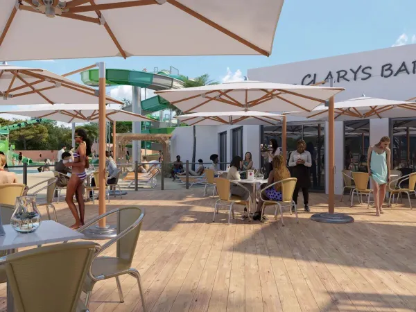 De nieuwe bar bij het zwembad in 2025 op Roan camping Le Domaine du Clarys.