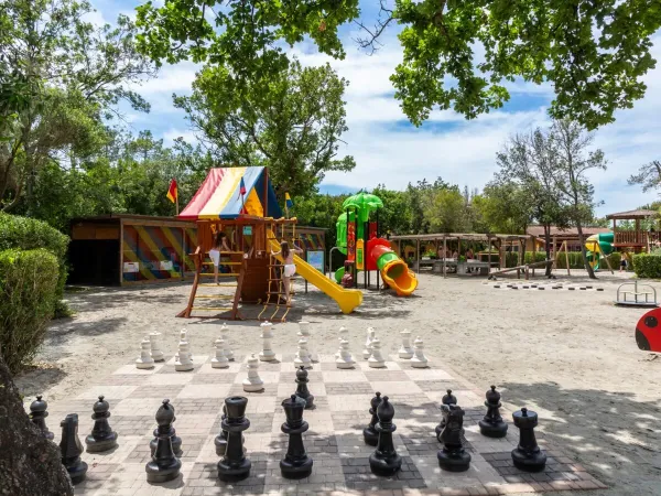 Speeltuin, ping pong tafels en groot schaakspel op Roan camping hu Montescudaio village.